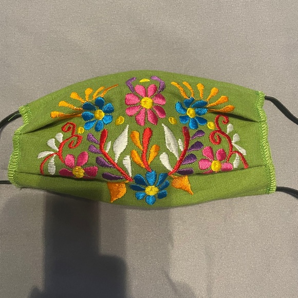 Embroidered face mask - Picture 8 of 12